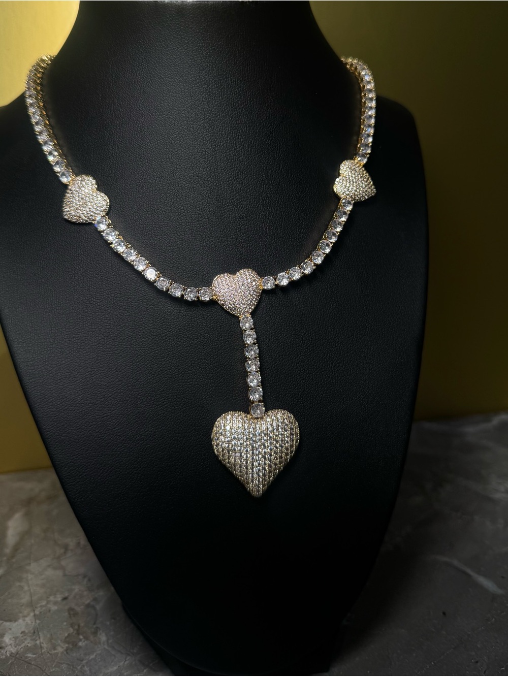Elegant Gold-Tone Heart Pendant Necklace with Crystal Accents 18inch